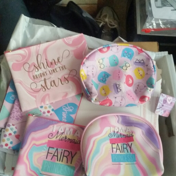 MYSTERY BOX Cosmetics bags and brushes 7 ct - Picture 9 of 9